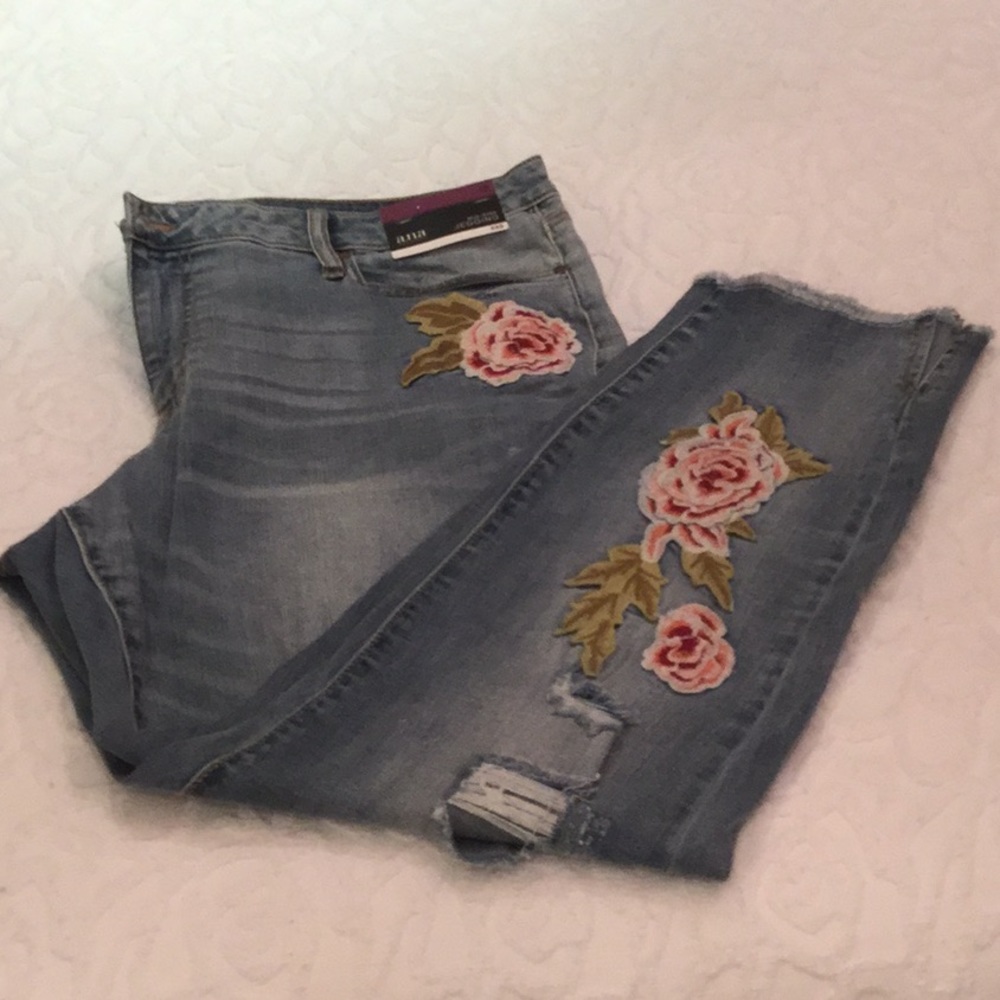a.n.a. Embroidered Jeans
